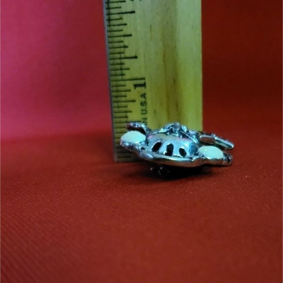 Cat with Earmuffs Pin/ Brooch - Picture 8 of 8